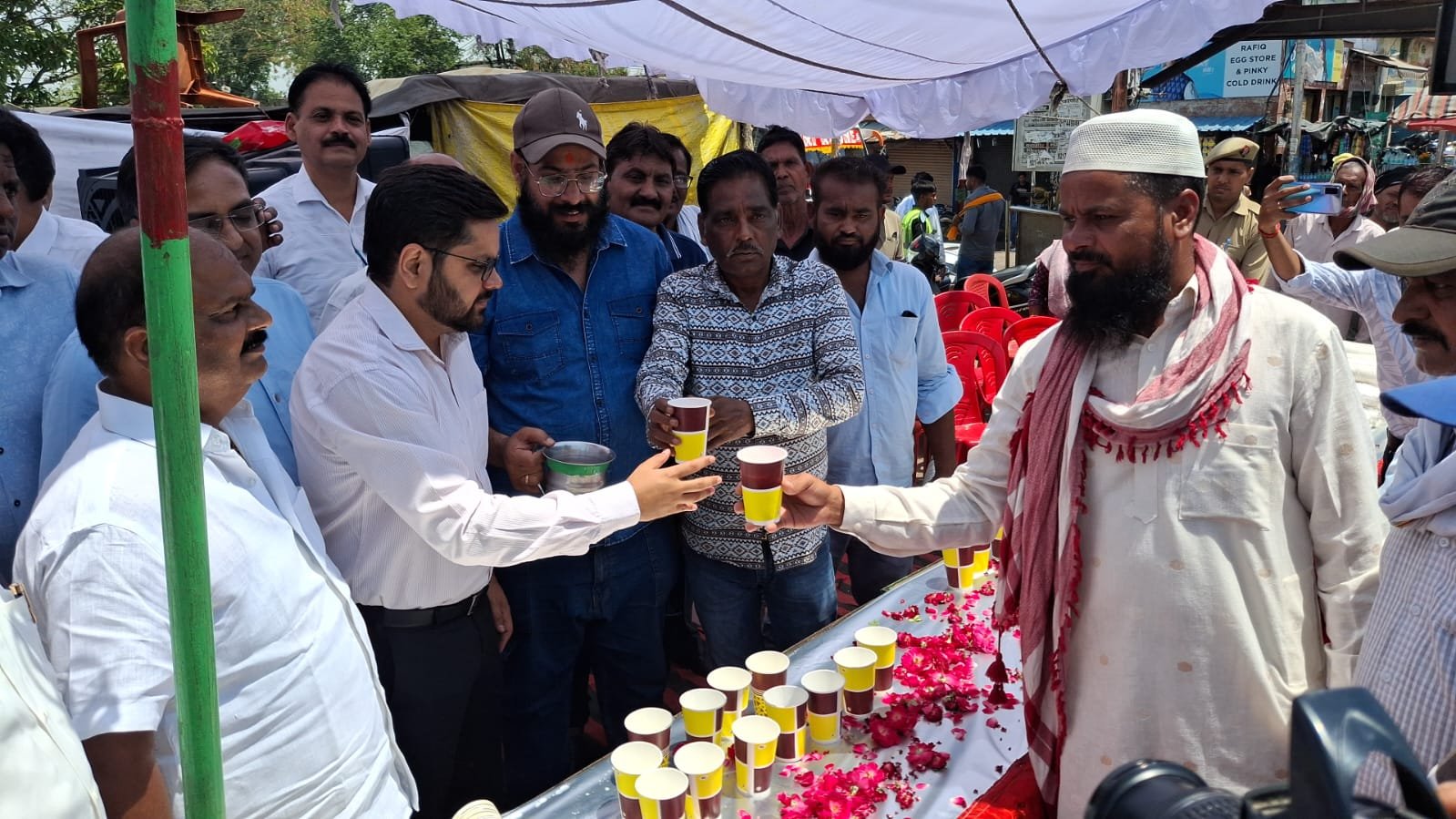 शरबत एवं गर्मी से बचाव के लिए तौलिया वितरण