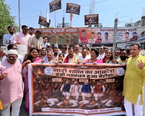 झांसी में बंगाल जीत का जश्न