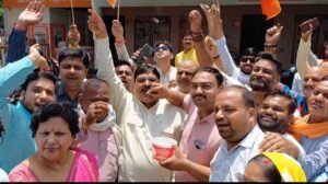 झांसी में बंगाल जीत का जश्न