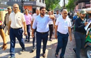 जिला अस्पताल में डीएम के अचानक पहुंचने से मचा हड़कंप