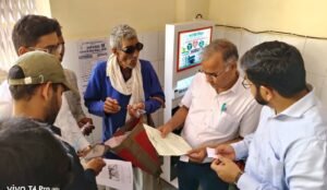 जिला अस्पताल में डीएम के अचानक पहुंचने से मचा हड़कंप