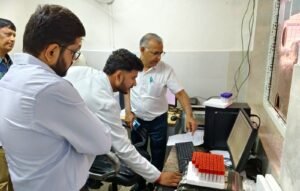 जिला अस्पताल में डीएम के अचानक पहुंचने से मचा हड़कंप