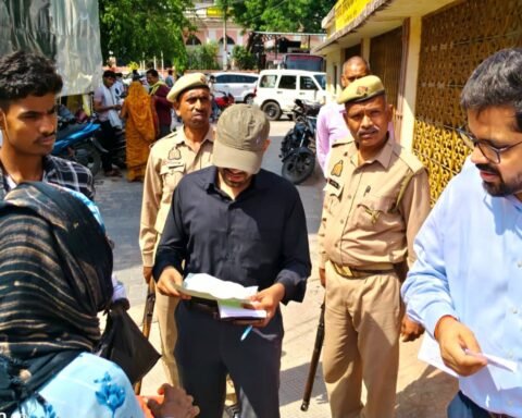 जिला अस्पताल में डीएम के अचानक पहुंचने से मचा हड़कंप