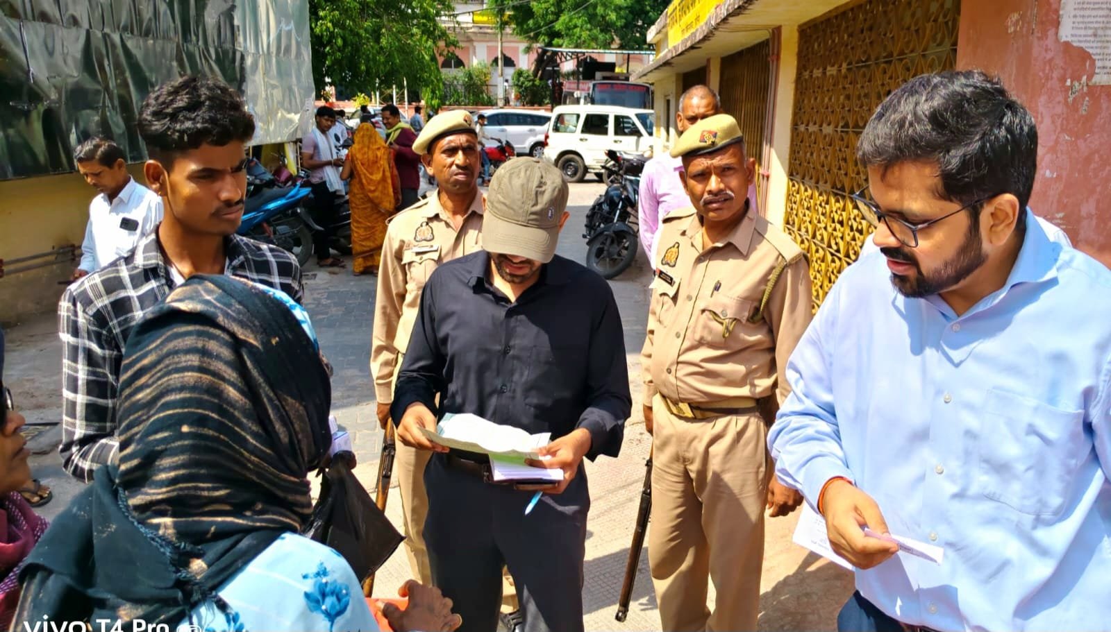 जिला अस्पताल में डीएम के अचानक पहुंचने से मचा हड़कंप