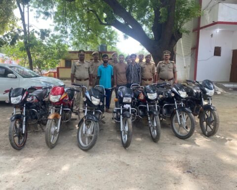 तीन शातिर चोरों के कब्जे से बरामद की 07 मोटरसाइकिल