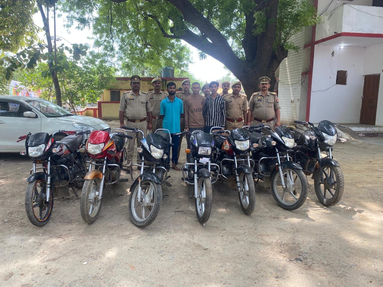 तीन शातिर चोरों के कब्जे से बरामद की 07 मोटरसाइकिल
