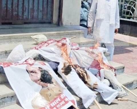 नेताओं के पुतले फूंके