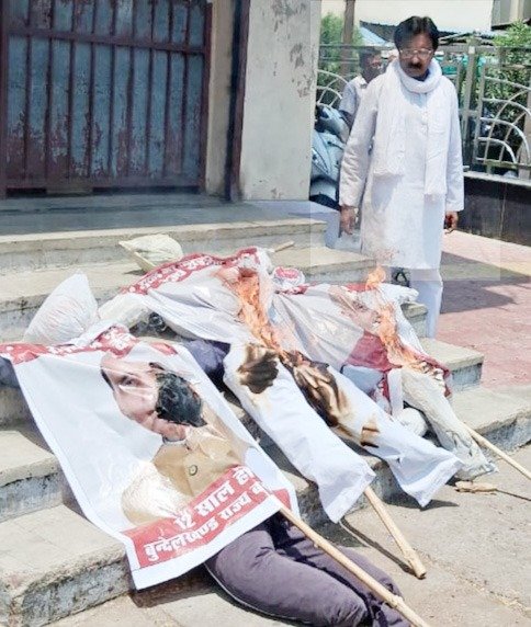 नेताओं के पुतले फूंके