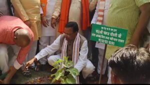 समाजवादी पार्टी के पीडीए अभियान पर निशाना साधते हुए भाजपा प्रदेश अध्यक्ष ने कहा कि "पीडीए अब केवल नाम भर रह गया है। इसके नाम पर कुछ लोगों ने केवल अपने परिवार का हित साधने का काम किया है।" उन्होंने आरोप लगाया कि देश और प्रदेश की जनता परिवारवाद और भ्रष्टाचार की राजनीति से ऊब चुकी है और यही कारण है कि विपक्षी दलों को लगातार जनता का समर्थन नहीं मिल रहा है।