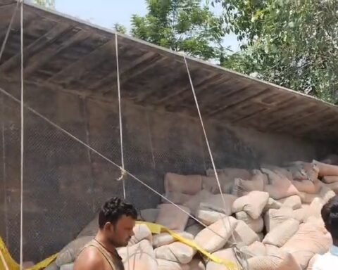 पलटा सीमेंट से भरा कंटेनर