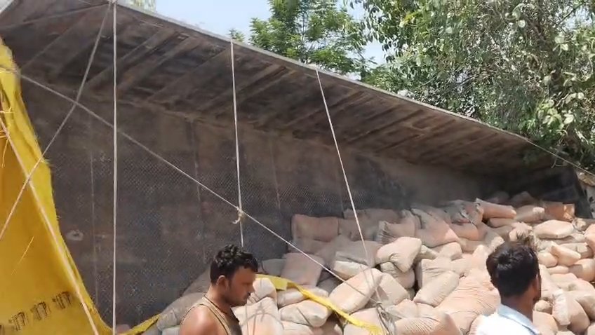 पलटा सीमेंट से भरा कंटेनर