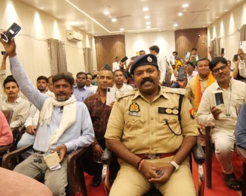 पुलिस ने बरामद किये 203 मोबाइल