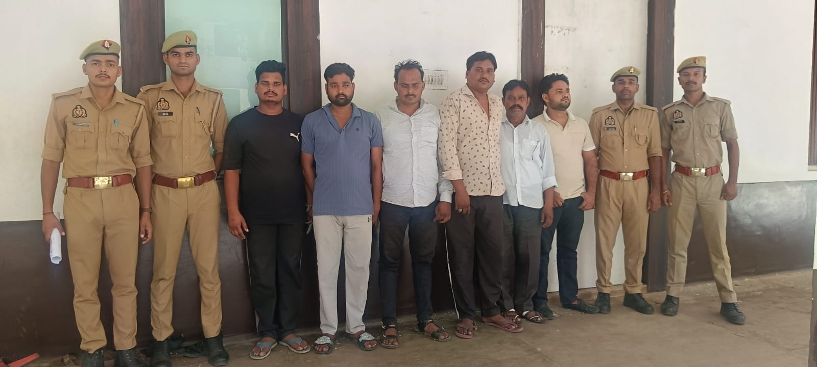 छह जुआरी गिरफ्तार