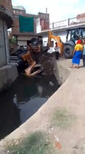 जेसीबी नाले में गिरी