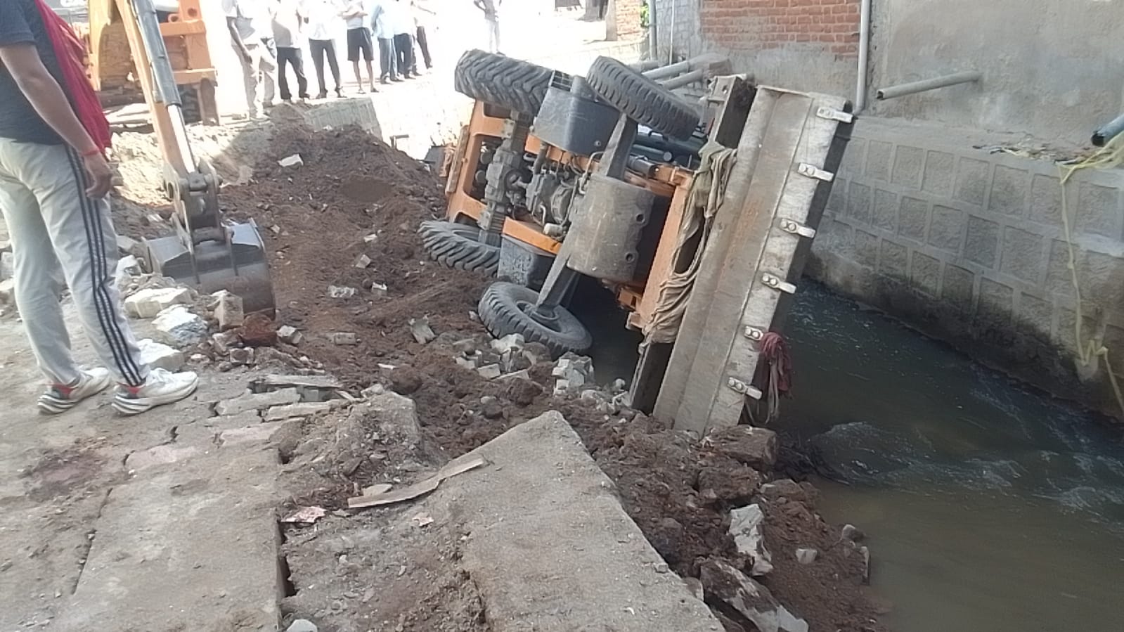 जेसीबी नाले में गिरी