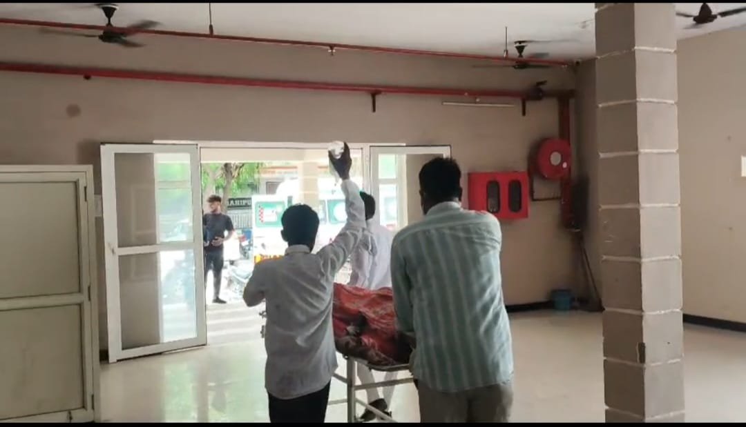 महिला ने खुद को लगाई आग