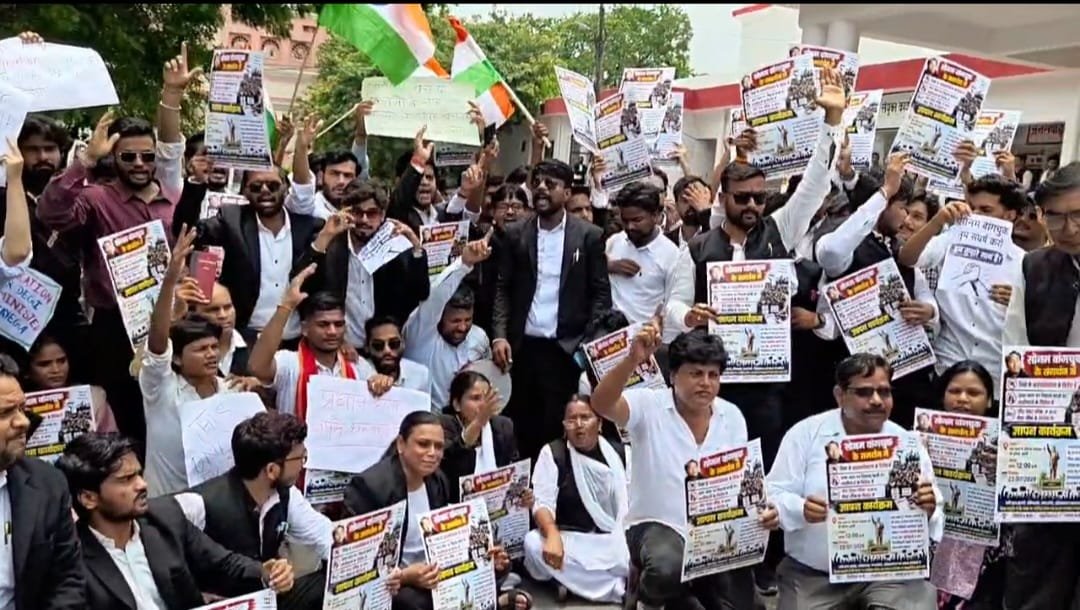 छात्रों और अधिवक्ताओं ने सौंपा ज्ञापन