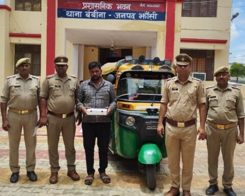 चोरी के ऑटो और तमंचे के साथ आरोपी दबोचा