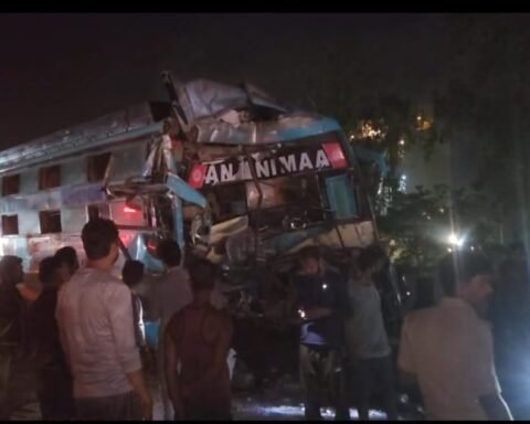खड़े ट्रक से टकराई बस