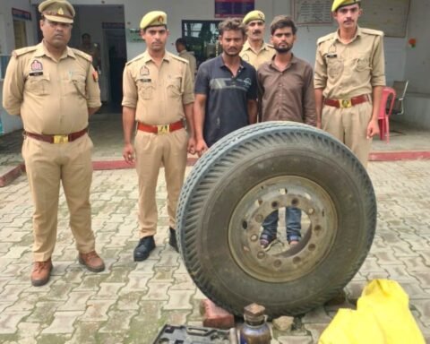 टायर चोरी करते दो आरोपी