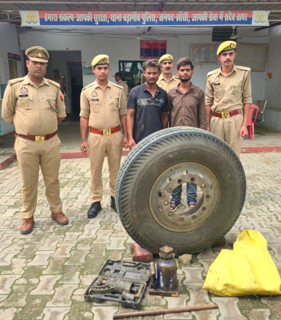 टायर चोरी करते दो आरोपी