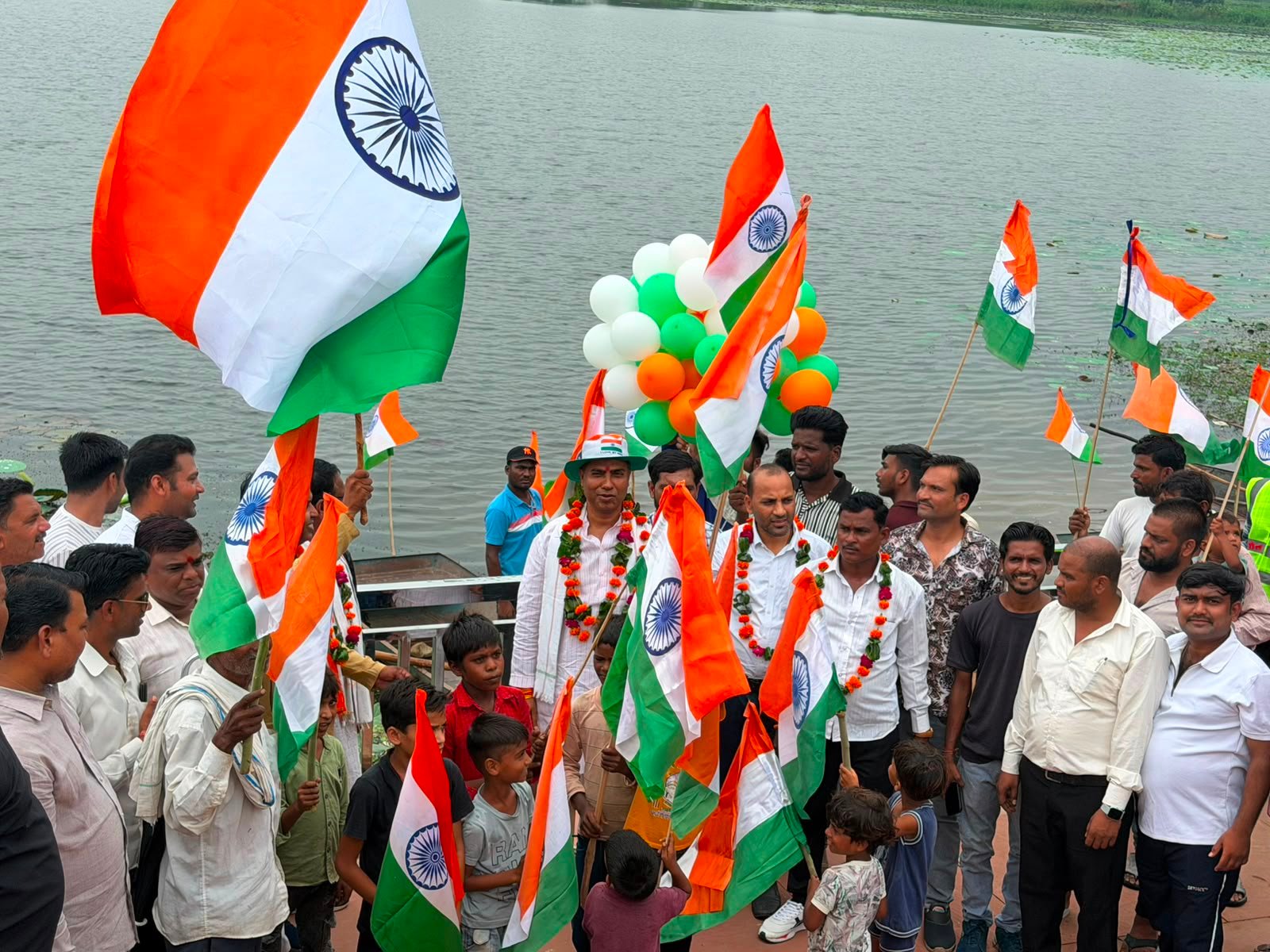 तालाब की लहरों पर तिरंगा