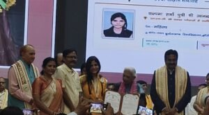 उपलब्धियों की तारीफ, कमियों पर सीधा सवाल
राज्यपाल ने विश्वविद्यालय की उपलब्धियों का श्रेय कुलपति, शिक्षकों और कर्मचारियों को देते हुए कहा कि विद्यार्थियों का प्रदर्शन सराहनीय है। साथ ही उन्होंने कहा कि छोटी-छोटी कमियां भी महत्वपूर्ण होती हैं और विश्वविद्यालय प्रशासन को उन पर तत्काल ध्यान देना चाहिए।
उन्होंने बताया कि समता गर्ल्स हॉस्टल में खाना तैयार कर अन्य पांच छात्रावासों में भेजा जाता है। विद्यार्थियों से खाने की गुणवत्ता को लेकर सबसे अधिक शिकायतें मिलने का हवाला देते हुए उन्होंने कुलपति से कहा कि भोजन की गुणवत्ता में सुधार किया जाए। मंच से ही उन्होंने सवाल किया—“सुधरोगे?” इस पर कुलपति अपनी सीट से खड़े हुए और व्यवस्था सुधारने का भरोसा दिया।
राज्यपाल ने विश्वविद्यालय की वाई-फाई व्यवस्था पर भी सवाल उठाया। उन्होंने कहा कि सुविधा उपलब्ध होने के बावजूद रेंज की समस्या के कारण सभी विद्यार्थियों को इसका लाभ नहीं मिल पा रहा है। उन्होंने कुलपति से वाई-फाई की रेंज की समस्या दूर करने को कहा।
बिजली, सफाई और कबाड़ पर भी नाराजगी
राज्यपाल ने परिसर में बिजली व्यवस्था का जिक्र करते हुए कहा कि बिजली की समस्या है और जनरेटर भी उपलब्ध है, लेकिन जरूरत के समय वह नहीं चलता। उन्होंने इस व्यवस्था को दुरुस्त करने के निर्देश दिए।
परिसर में सफाई व्यवस्था और विभिन्न विभागों के आसपास जमा कबाड़ पर भी उन्होंने नाराजगी जताई। उन्होंने कहा कि नए भवनों का निर्माण हो रहा है, लेकिन पुराने भवनों और परिसर में जमा कबाड़ का भी निस्तारण किया जाना चाहिए। नए भवन बनने के बाद पुराने भवनों का क्या उपयोग होगा, इसकी योजना भी पहले से तैयार होनी चाहिए।
लिफ्ट की सुविधा विद्यार्थियों को देने की हिदायत
आर्किटेक्चर विभाग में लिफ्ट होने के बावजूद विद्यार्थियों को उसके इस्तेमाल की अनुमति न दिए जाने पर भी राज्यपाल ने नाराजगी जताई। उन्होंने कहा कि यदि कोई सुविधा उपलब्ध है तो उसका लाभ विद्यार्थियों को मिलना चाहिए। उन्होंने कहा कि दूसरे तल तक लिफ्ट का इस्तेमाल न भी कराया जाए, लेकिन तीसरे और चौथे तल पर जाने वाले विद्यार्थियों को इसकी सुविधा मिलनी चाहिए।
“उपाधि के साथ राष्ट्र के प्रति जिम्मेदारी भी बढ़ी”
राज्यपाल ने विद्यार्थियों को संबोधित करते हुए कहा कि उपाधि प्राप्त करने के साथ उनकी राष्ट्र के प्रति जिम्मेदारी भी बढ़ गई है। अब उन्हें राष्ट्र निर्माण में योगदान देना है। उन्होंने युवाओं को अंधविश्वास से दूर रहने और दूसरों को भी इससे बचाने की अपील की। साथ ही विद्यार्थियों को लगातार सीखते और खुद को उन्नत करते रहने की सलाह दी।
उन्होंने विश्वविद्यालय को आर्थिक रूप से आत्मनिर्भर बनाने, विदेशी विद्यार्थियों का नामांकन बढ़ाने और परिसर में नवाचार को प्रोत्साहित करने पर भी जोर दिया। प्रदर्शनी में विद्यार्थियों द्वारा प्रस्तुत नवाचारों की उन्होंने सराहना की।
“रानी लक्ष्मीबाई की धरती से हैं, पीछे मत हटो”
ग्रामीण और शहरी क्षेत्रों के विद्यार्थियों की भागीदारी बढ़ने पर प्रसन्नता जताते हुए राज्यपाल ने छात्राओं का उत्साह बढ़ाया। उन्होंने कहा कि वे वीरांगना रानी लक्ष्मीबाई की धरती से हैं। उन्होंने छात्राओं को निर्भीक होकर आगे बढ़ने और परेशानियों से घबराने के बजाय उनका डटकर मुकाबला करने की सीख दी।