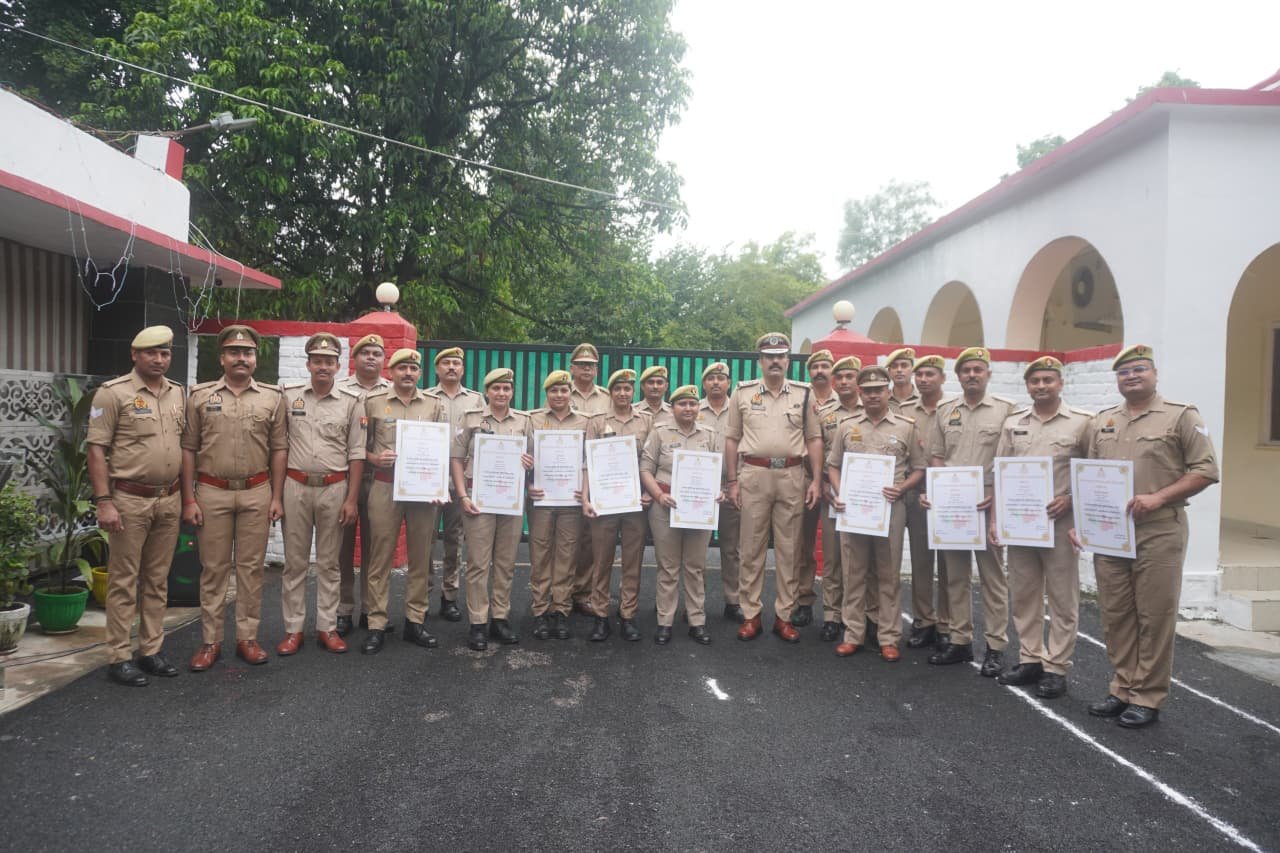 झांसी रेंज के पुलिसकर्मियों को पदक