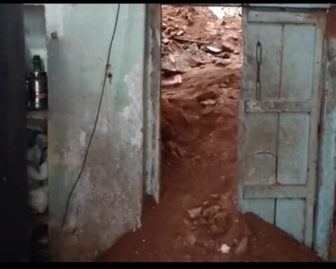 गिरी कच्ची दीवार