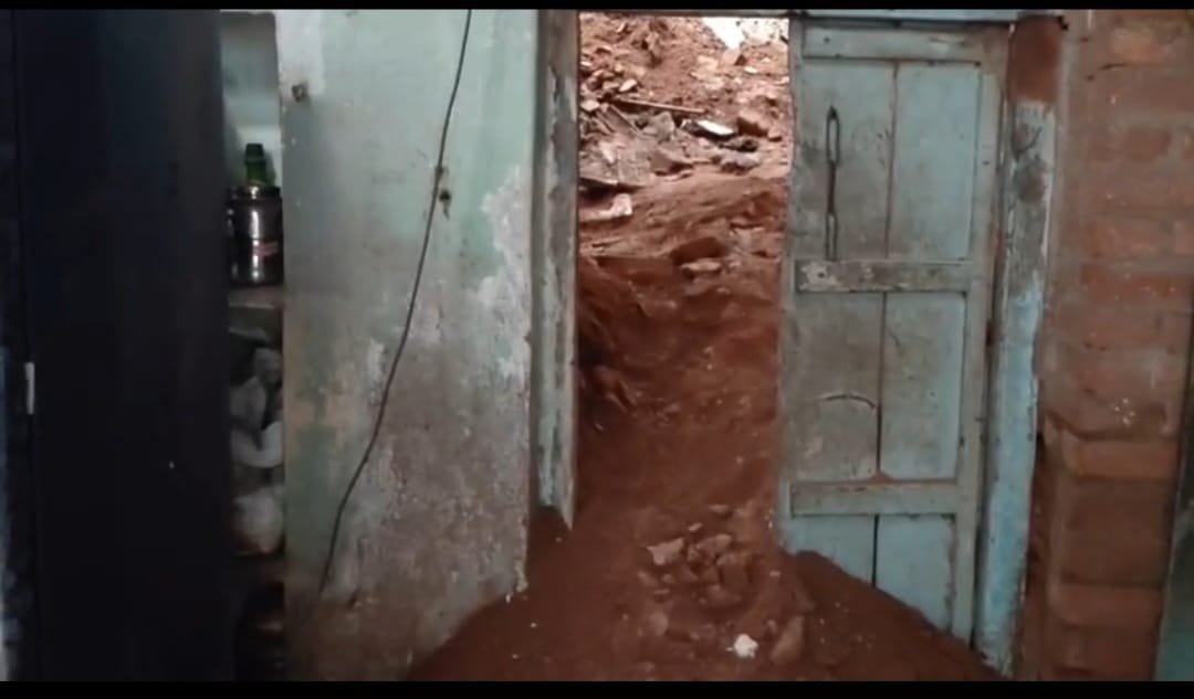 गिरी कच्ची दीवार