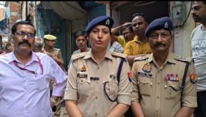 गिरी कच्ची दीवार