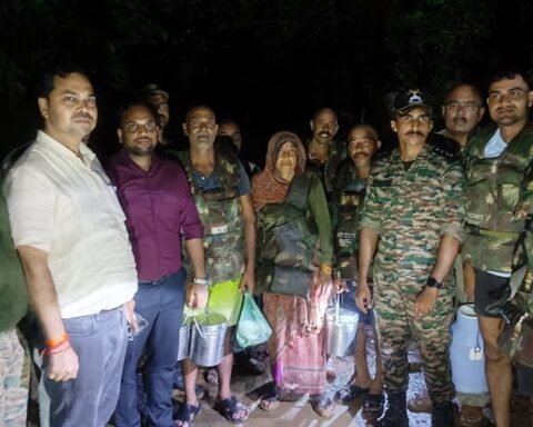 किसानों को सेना ने बचाया