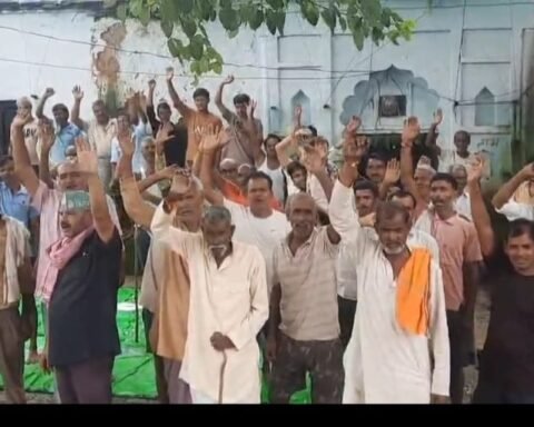 मुआवजे के लिए किसानों ने उठायी आवाज़