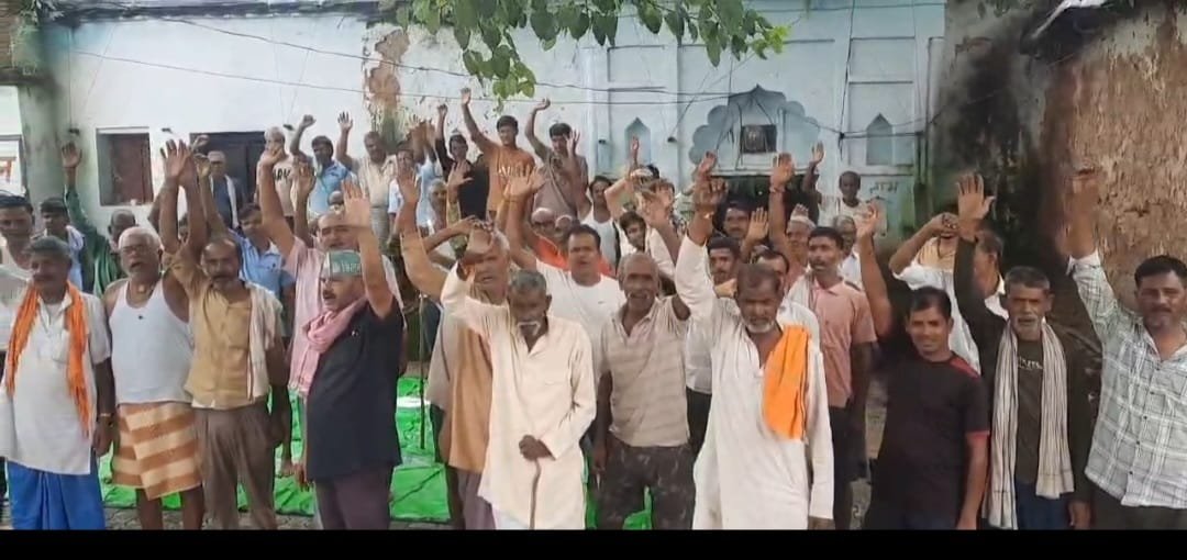 मुआवजे के लिए किसानों ने उठायी आवाज़
