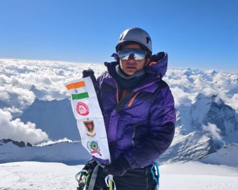 झांसी की बेटी ने लहराया तिरंगा