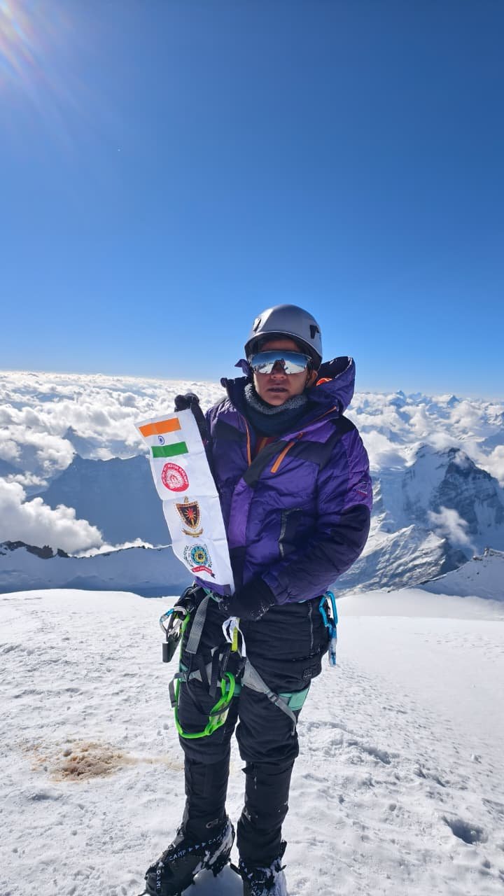 झांसी की बेटी ने लहराया तिरंगा