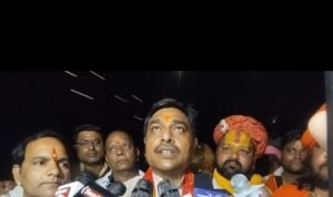 संतों संग बबीना विधायक राजीव सिंह पारीछा ने देखी ‘हनुमान अंश’ फिल्म
सब हैडिंग : हनुमान चालीसा पाठ के बाद हुआ विशेष प्रदर्शन

झांसी । सनातन संस्कृति, भगवान हनुमान की भक्ति और आध्यात्मिक मूल्यों से जुड़े विशेष आयोजन में बबीना विधायक राजीव सिंह पारीछा ने साधु-संतों एवं मंदिरों के महंतों के साथ ‘हनुमान अंश’ फिल्म देखी। यहां  खिलौना थिएटर में आयोजित कार्यक्रम में फिल्म प्रदर्शन से पहले हनुमान चालीसा का सामूहिक पाठ किया गया। इसके बाद संत-महात्माओं और श्रद्धालुओं ने फिल्म का विशेष प्रदर्शन देखा।

कार्यक्रम में बबीना विधानसभा क्षेत्र के प्रमुख मंदिरों से जुड़े पुजारी, साधु-संत एवं महंत शामिल हुए। हनुमान चालीसा पाठ के बाद फिल्म का प्रदर्शन शुरू हुआ। इस दौरान आयोजन स्थल का वातावरण भक्ति और श्रद्धा से भर गया। विधायक ने संत-महात्माओं के साथ फिल्म देखकर आध्यात्मिक एवं सांस्कृतिक विषयों से जुड़े संदेशों पर चर्चा की।

विधायक राजीव सिंह पारीछा ने कहा कि सनातन हिंदू धर्म की परंपराएं, संत-महात्माओं का मार्गदर्शन और भगवान हनुमान की भक्ति हमारी आध्यात्मिक एवं सांस्कृतिक विरासत का अभिन्न हिस्सा हैं। ‘हनुमान अंश’ जैसी फिल्में धार्मिक आस्थाओं, संस्कारों और आध्यात्मिक मूल्यों को जन-जन तक पहुंचाने का महत्वपूर्ण माध्यम बनती हैं।

उन्होंने कहा कि फिल्म सनातन हिंदू संस्कृति, भगवान हनुमान की भक्ति तथा पूज्य नीम करौली बाबा के जीवन और आध्यात्मिक विचारों से प्रेरित है। फिल्म दर्शकों को भक्ति, सेवा, समर्पण और आध्यात्मिक चेतना का संदेश देती है।
