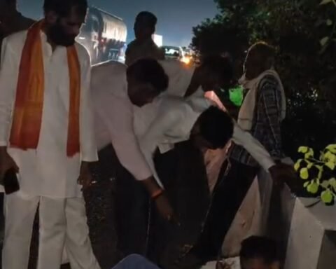 विधायक ने अधिकारियों को लगाई फटकार