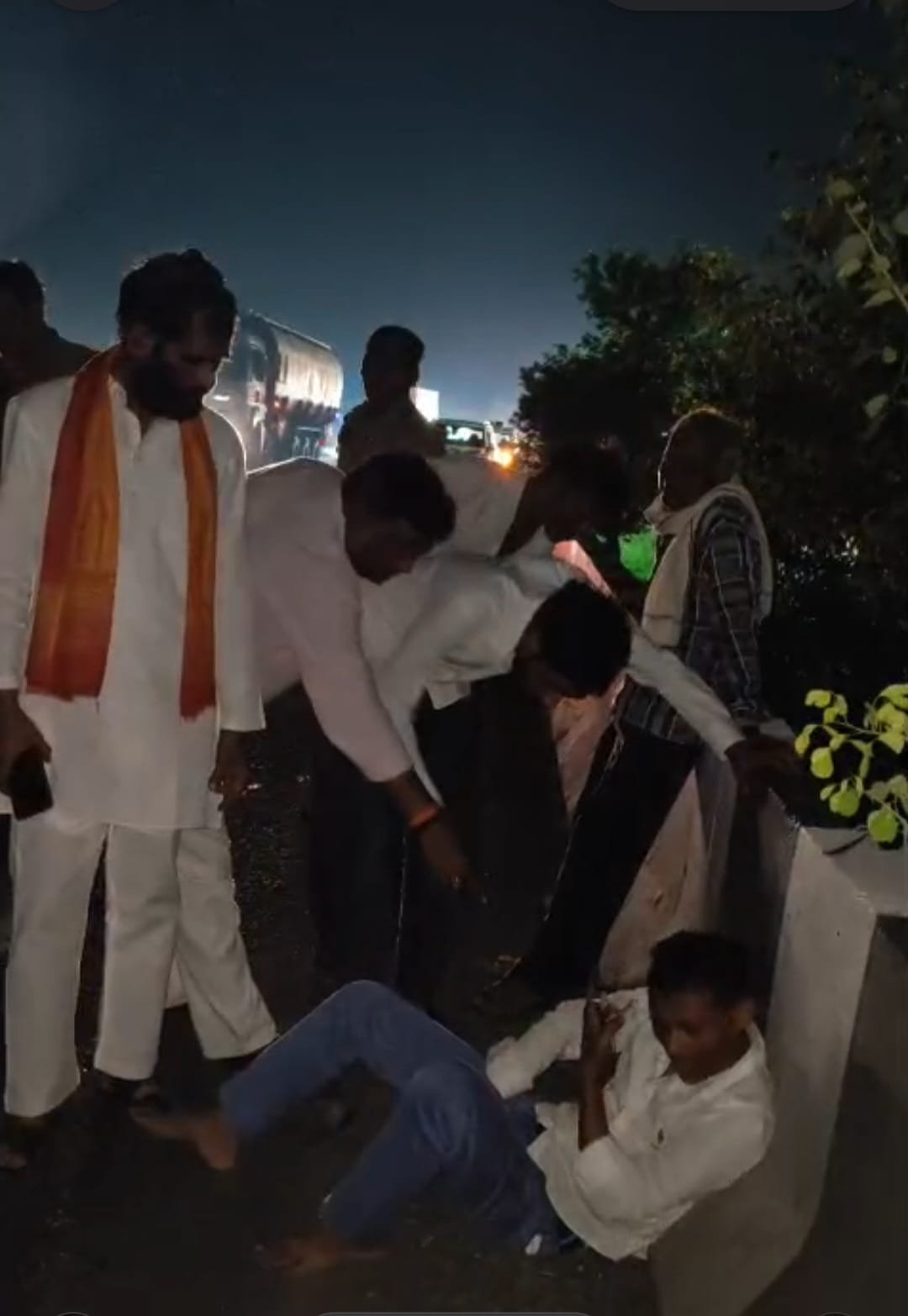 विधायक ने अधिकारियों को लगाई फटकार