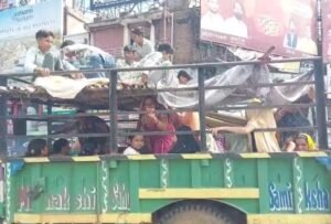 दो मंजिला ट्रैक्टर-ट्रॉली