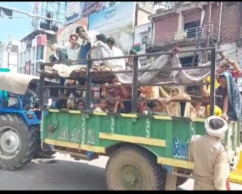 दो मंजिला ट्रैक्टर-ट्रॉली