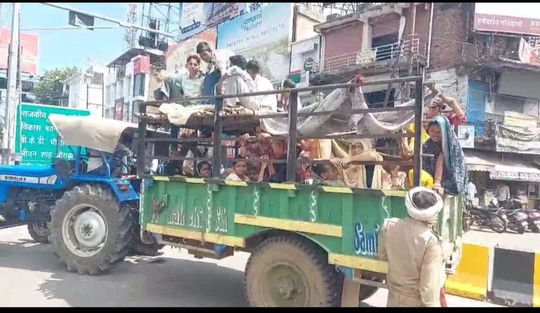 दो मंजिला ट्रैक्टर-ट्रॉली