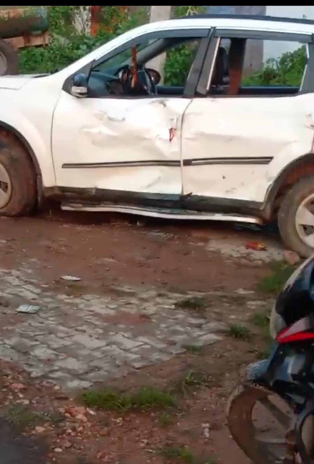 तेज रफ्तार बेकाबू कार