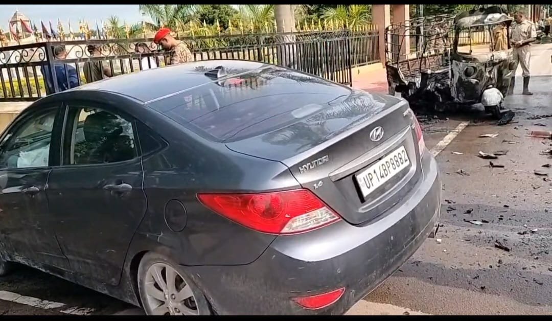 ऑटो में भीषण आग